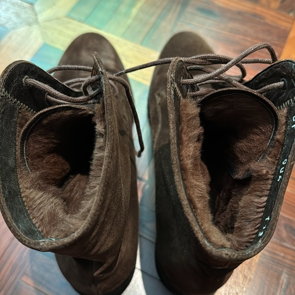 Luxurious fur-lined Salvatore Ferragamo suede lace-up boots Size 6C. - Picture 5 of 13
